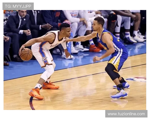 2016年西部决赛勇士与雷霆的激烈对决回顾与精彩瞬间分析